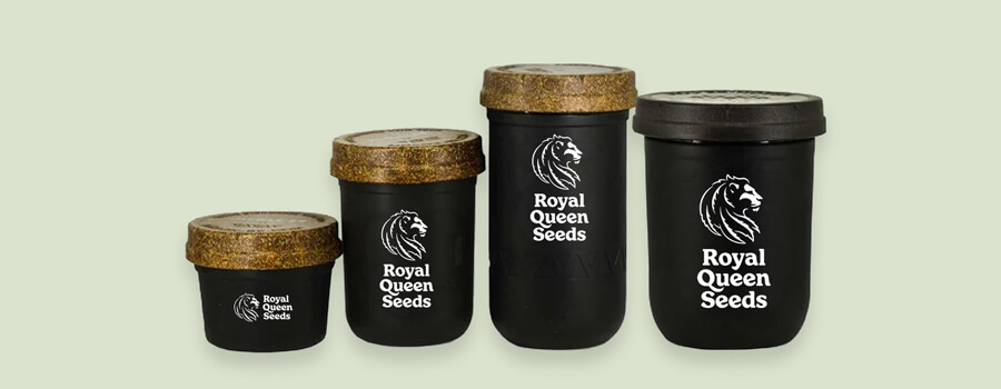 Contenitori moderni di Royal Queen Seeds in diverse dimensioni. Illustra come il packaging della cannabis sia evoluto per preservare meglio la qualità del prodotto.