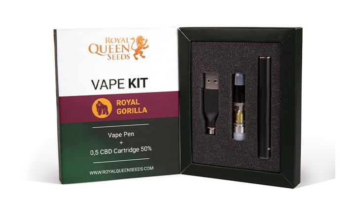 Una scatola nera con un'etichetta bianca che dice "VAPE KIT" e "ROYAL GORILLA". La scatola è aperta e contiene una penna vape, una cartuccia e un caricatore USB.