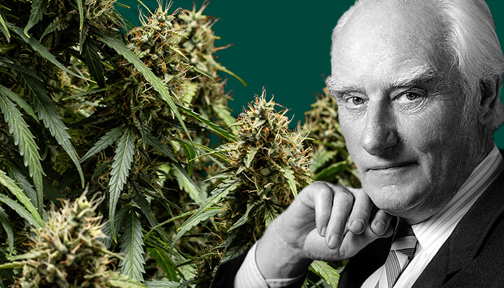 Ritratto in bianco e nero di Francis Crick, con la mano sul mento, circondato da piante di cannabis alla sua sinistra e uno sfondo verde scuro.