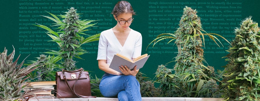 Giovane donna che legge un libro, circondata da piante di cannabis rigogliose in un giardino vivace, evidenziando il relax e la natura.