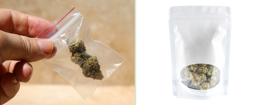 Confronto del packaging della cannabis: un sacchetto di plastica trasparente e un sacchetto Mylar moderno. Sottolinea l'evoluzione del packaging della cannabis da metodi semplici a soluzioni avanzate di conservazione.